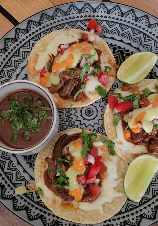 Tacos au bœuf birria et salsa fraîche